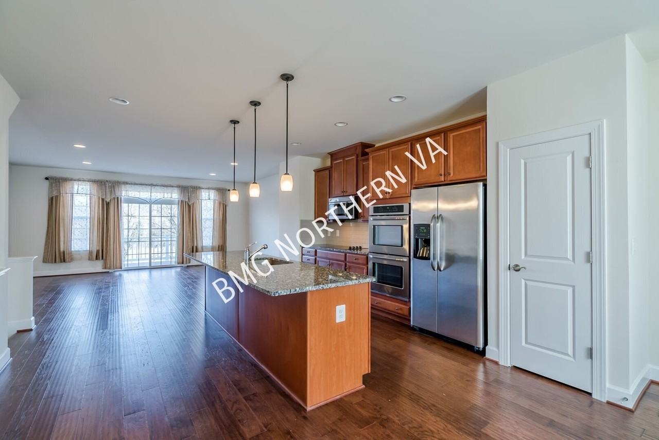 8435 Girvan Ct - Photo 4 of 28