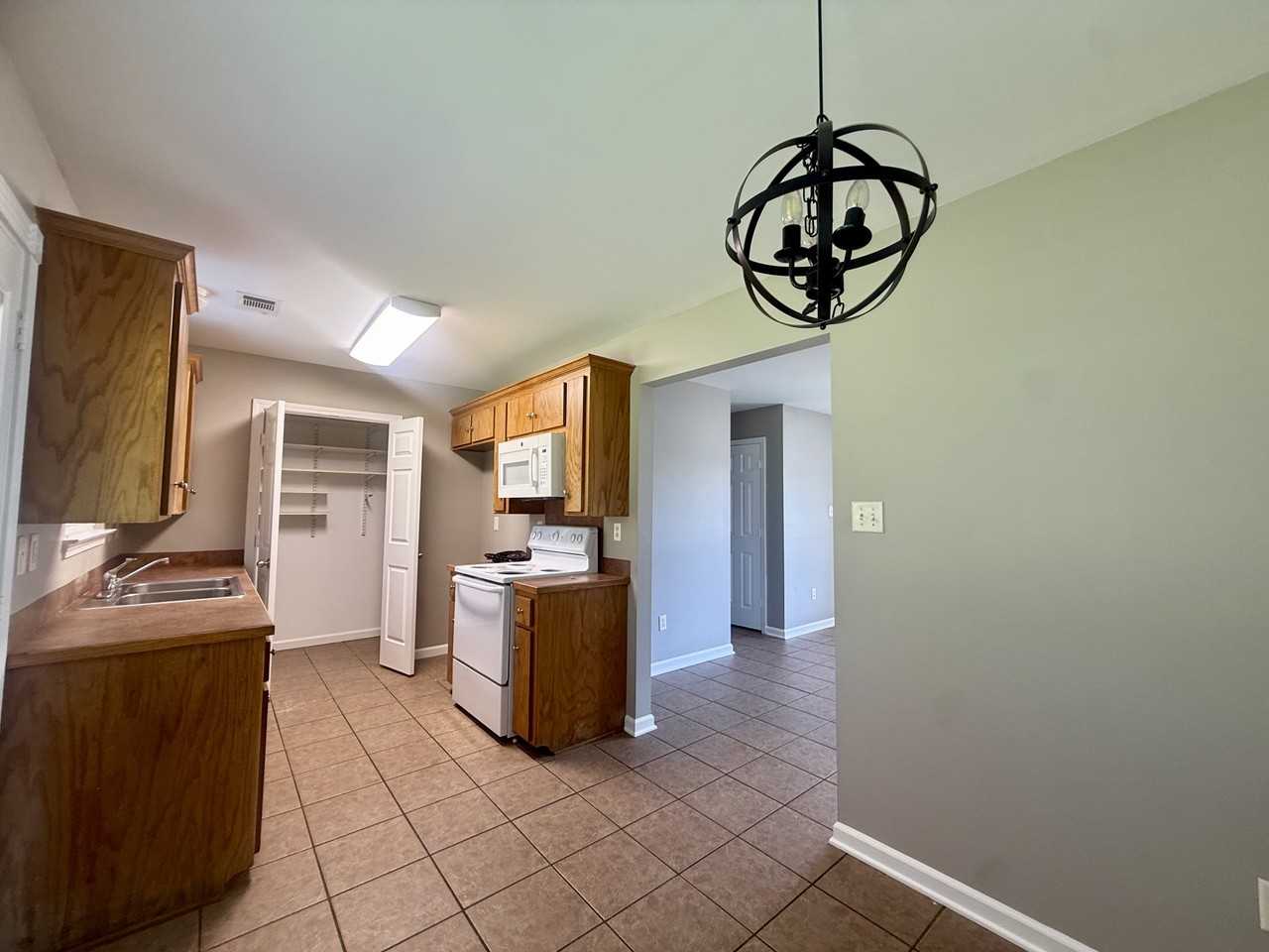 608 Gertrude - Photo 3 of 10