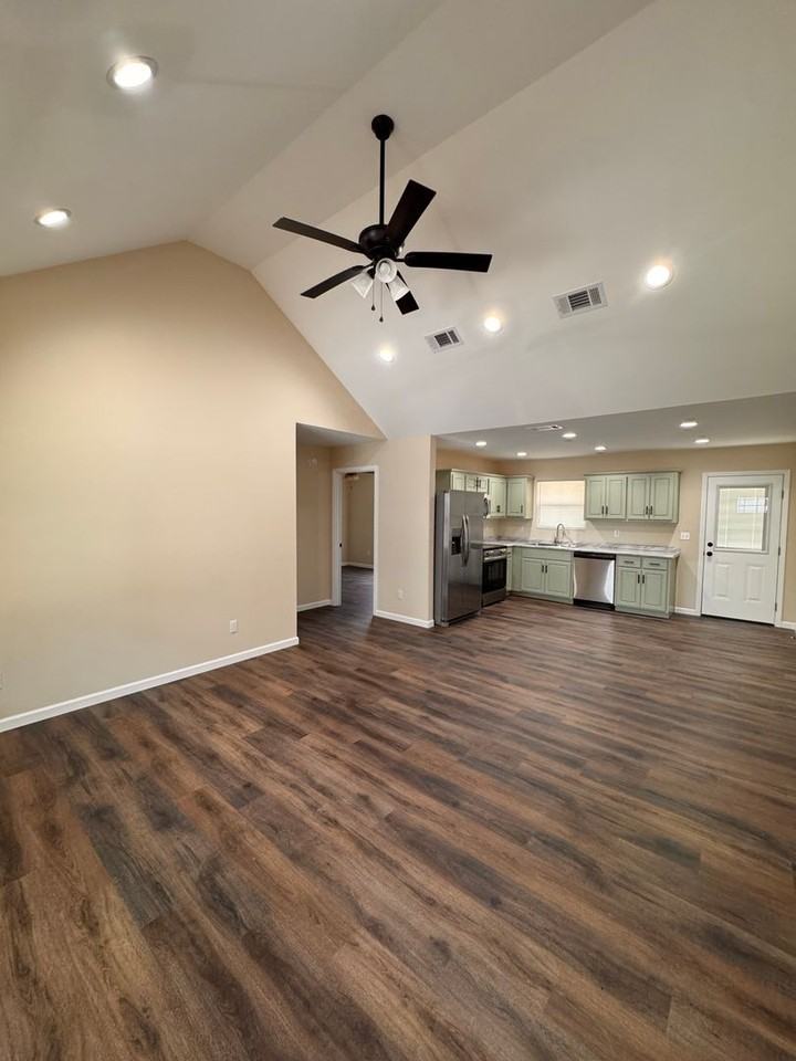 687 N Washington St - Photo 2 of 14