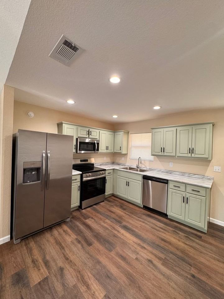 687 N Washington St - Photo 3 of 14