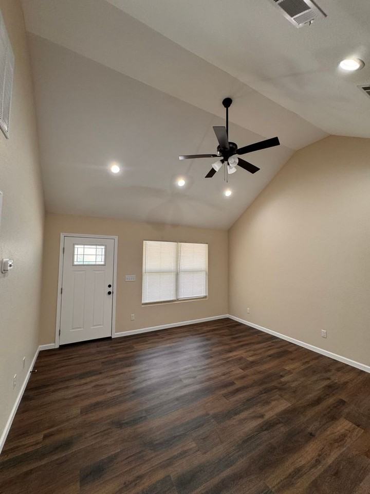 687 N Washington St - Photo 4 of 14