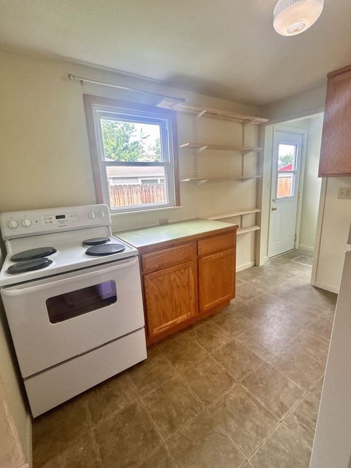 608 Endicott St - Photo 5 of 11