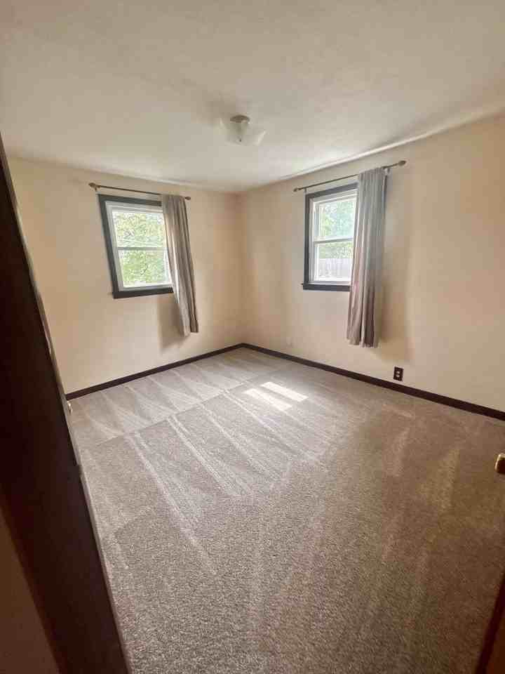 608 Endicott St - Photo 7 of 11