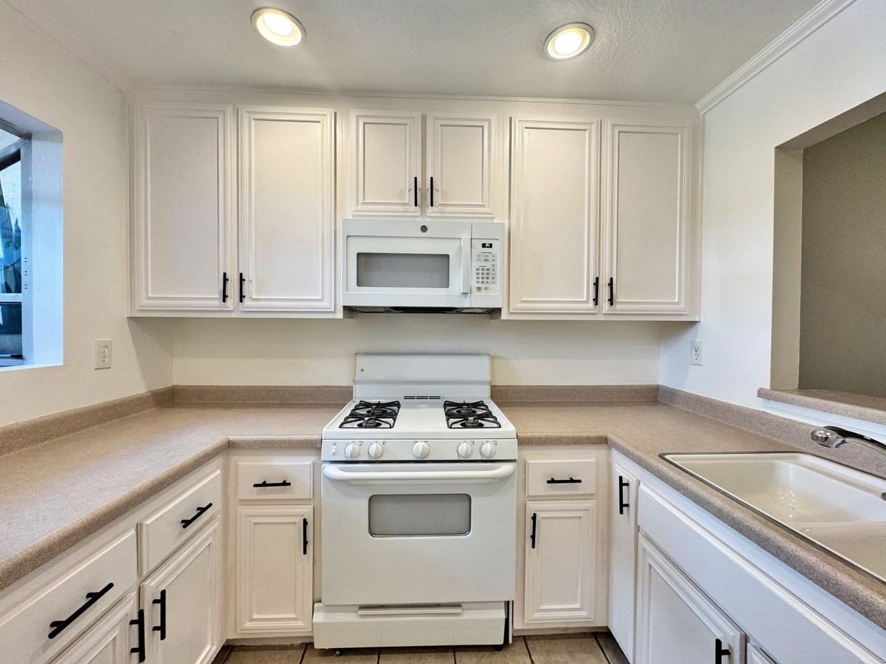 1145 Roswell Ave - Photo 7 of 23