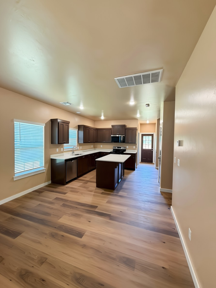 2504 Sw H Ave - Photo 2 of 10