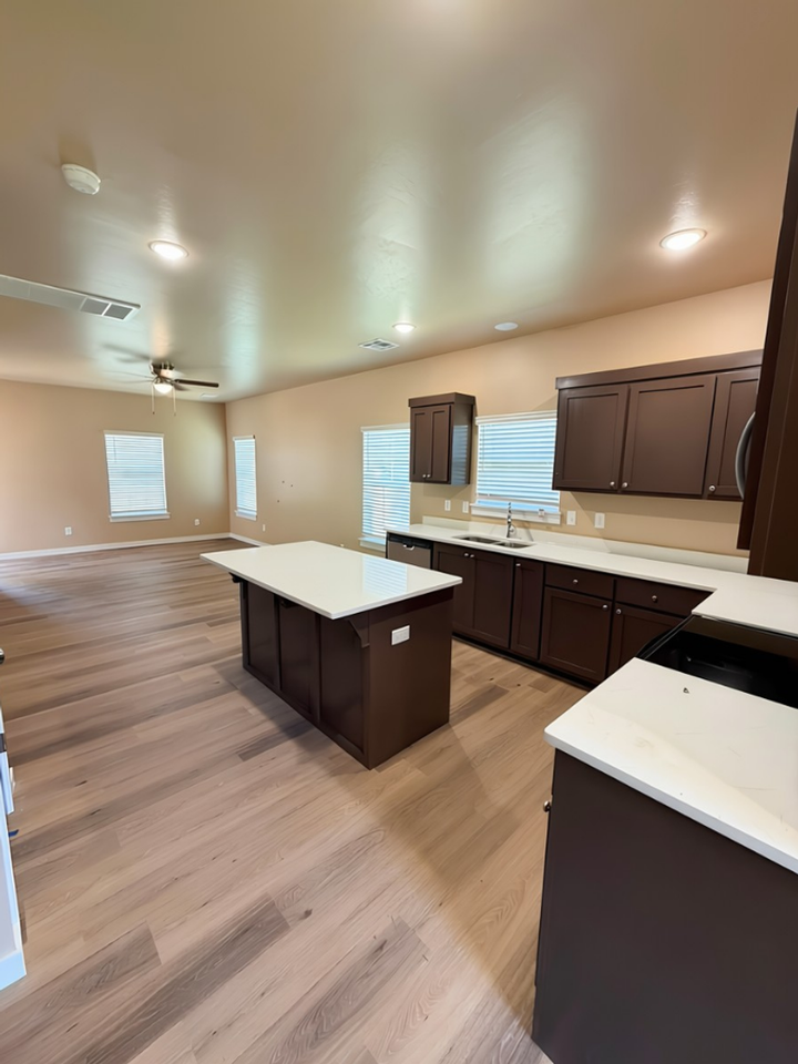 2504 Sw H Ave - Photo 3 of 10