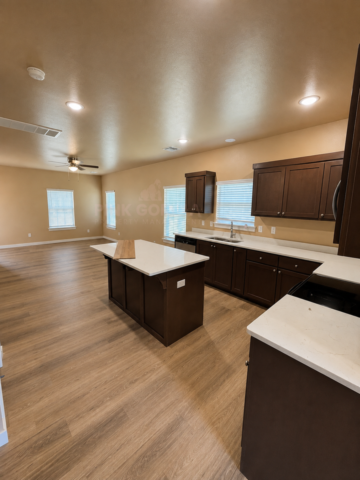 2504 Sw H Ave - Photo 4 of 10