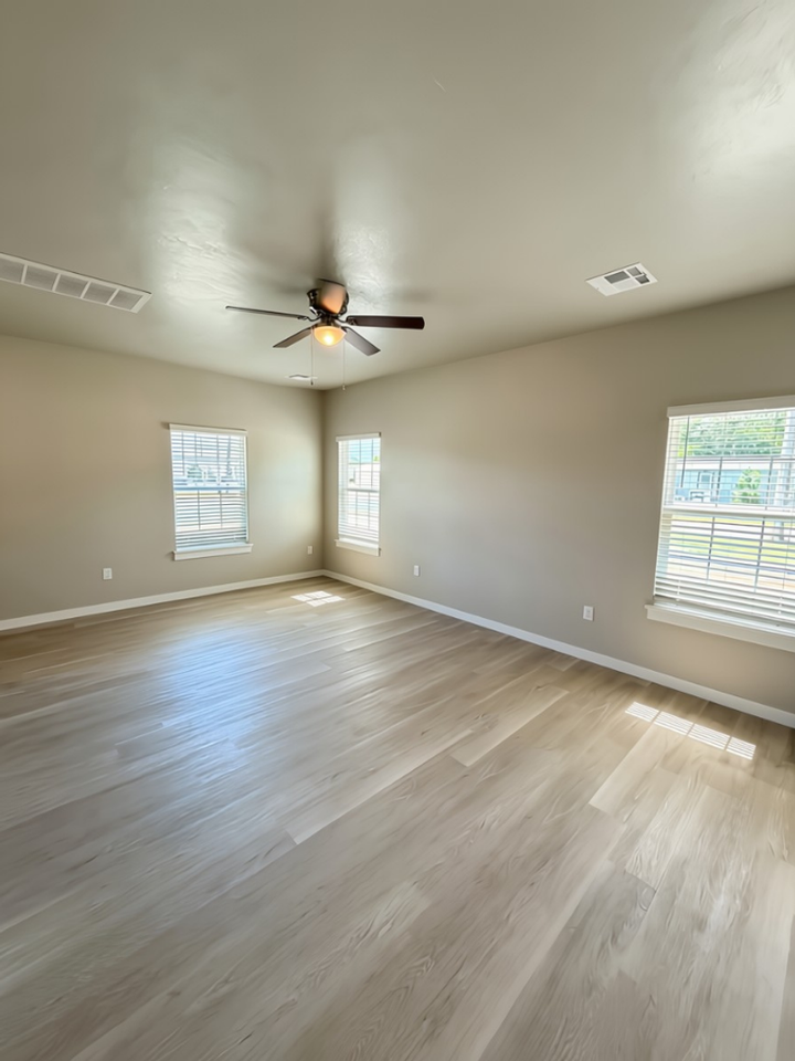 2504 Sw H Ave - Photo 6 of 10