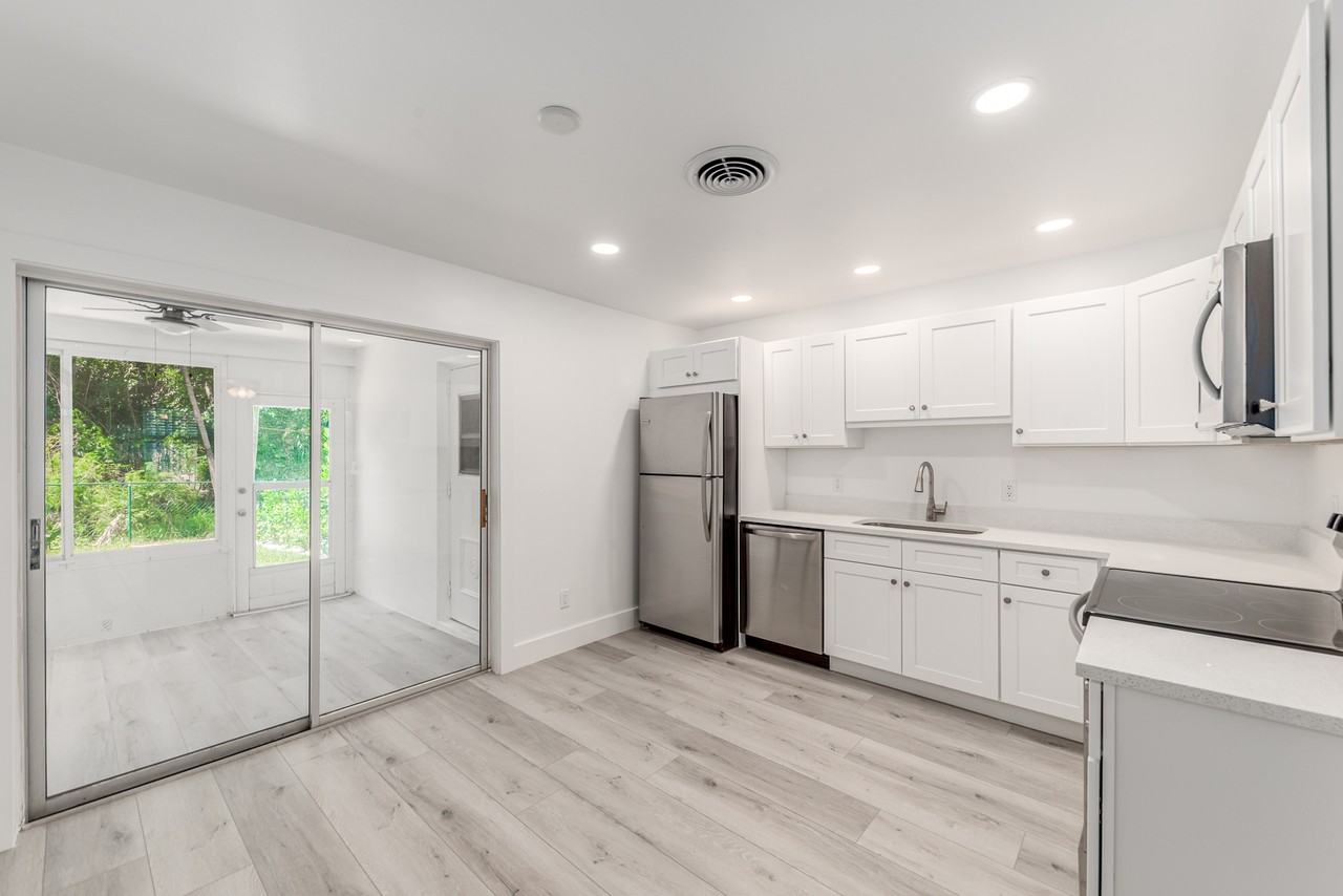 713 Southeast Stypmann Boulevard - Photo 3 of 14