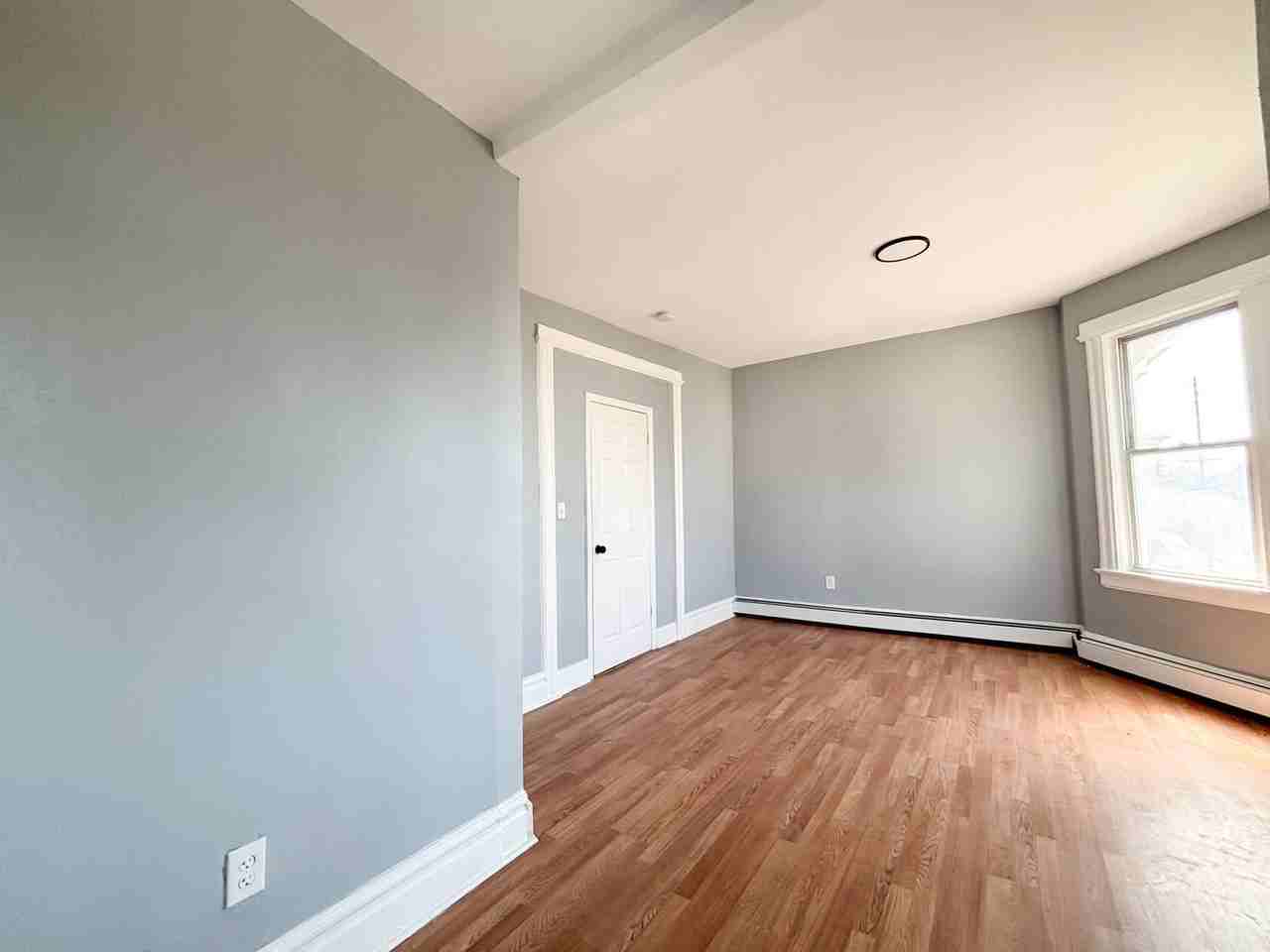 648 Grove St - Photo 4 of 18