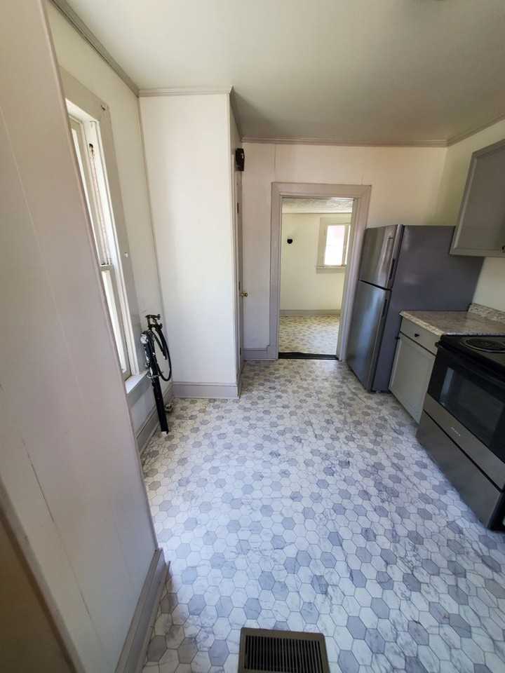 306 Holbrook St - Photo 4 of 13