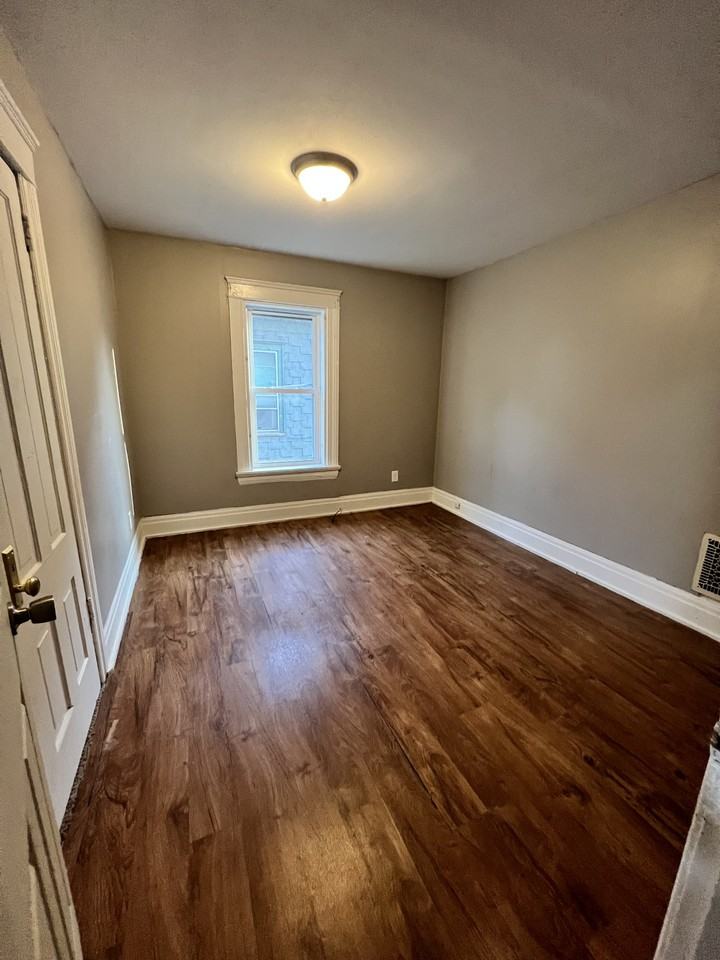 634 Lansing St - Photo 3 of 10