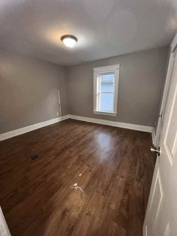 634 Lansing St - Photo 4 of 10
