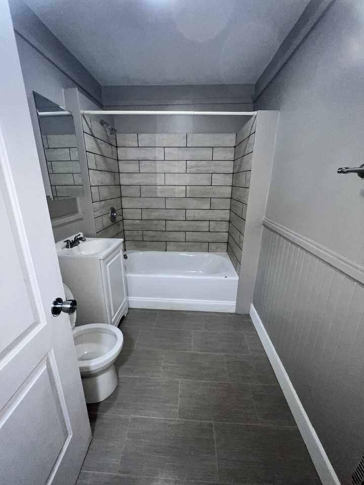 634 Lansing St - Photo 5 of 10