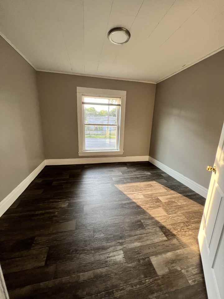 634 Lansing St - Photo 6 of 10