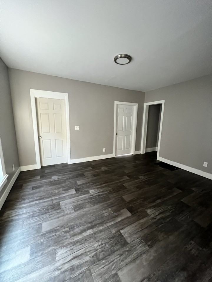 634 Lansing St - Photo 7 of 10