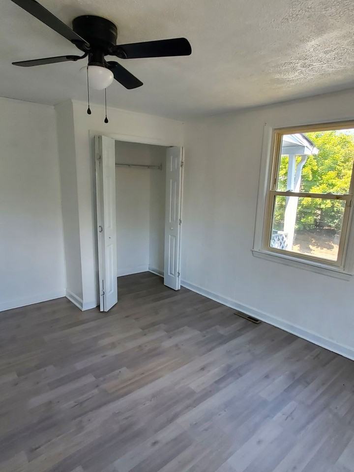 512 Peach St - Photo 7 of 11