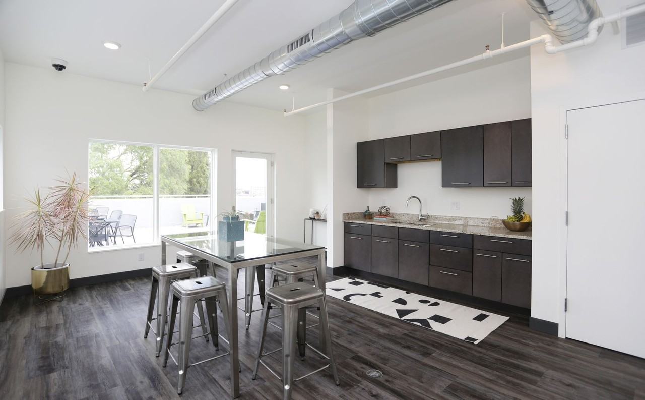 601 West Apartments - Photo 6 of 18