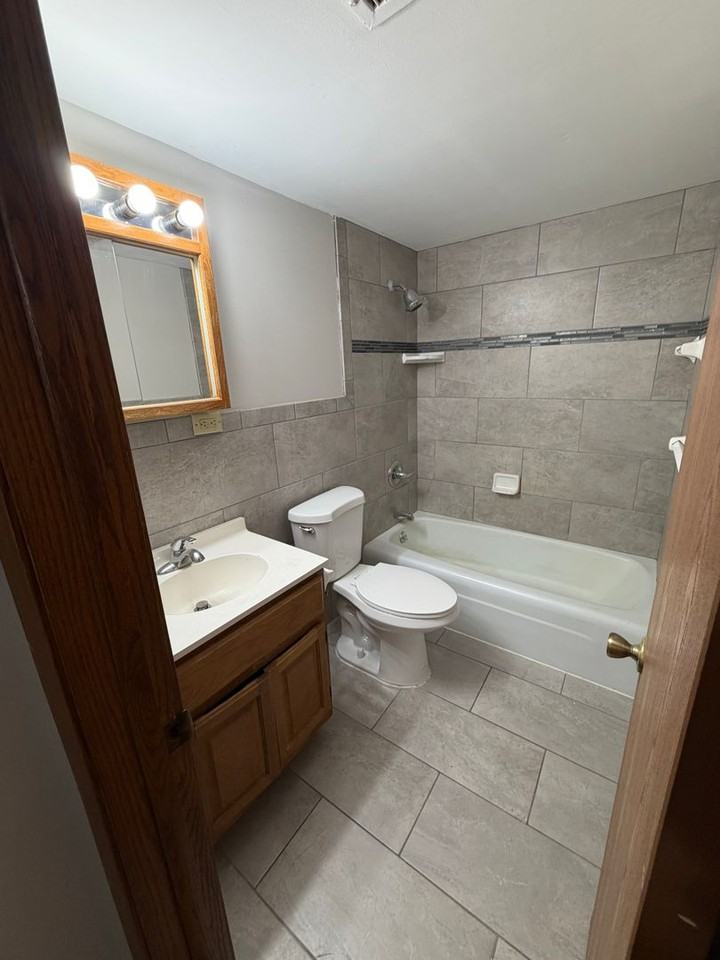 Eastwood Manor Apartments - Photo 4 of 16