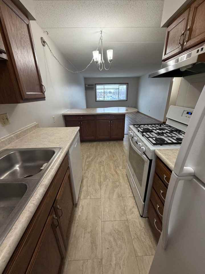 Eastwood Manor Apartments - Photo 7 of 16