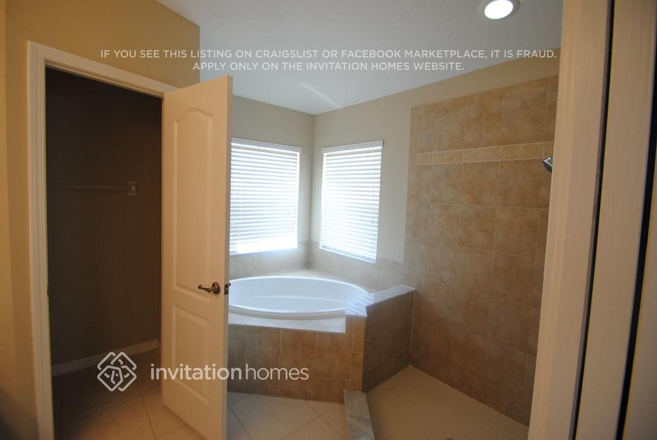 13528 Fladgate Mark Dr - Photo 3 of 7