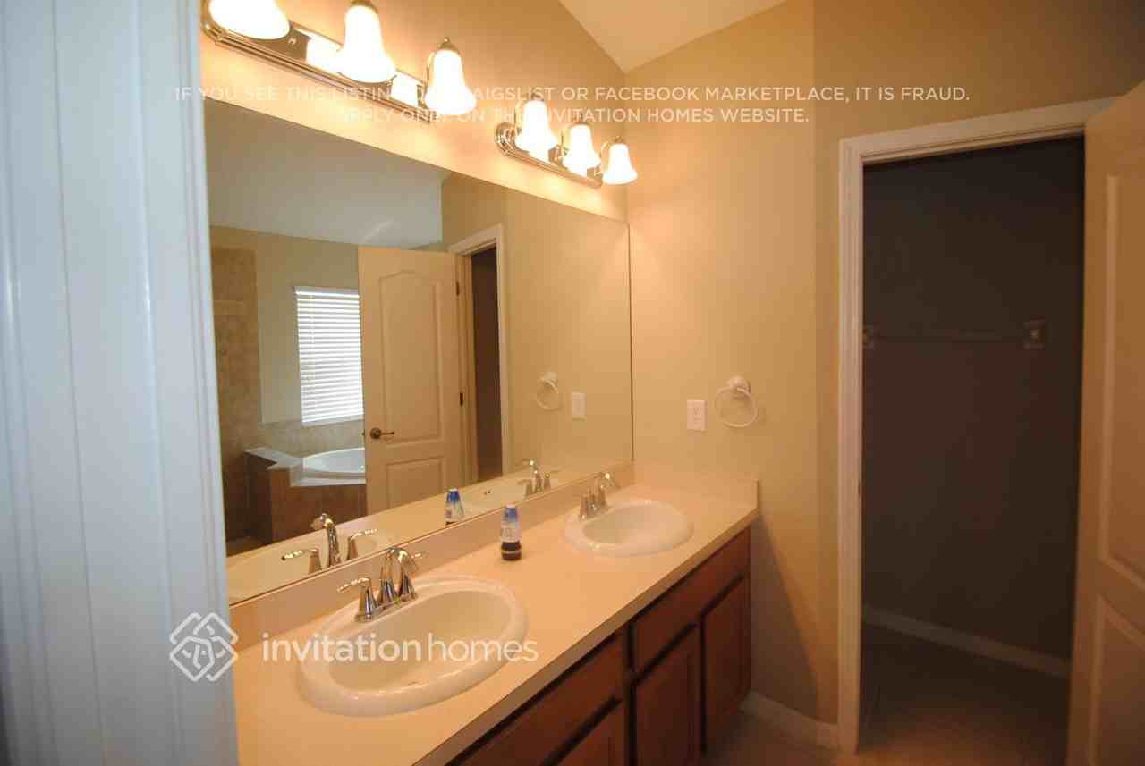 13528 Fladgate Mark Dr - Photo 4 of 7