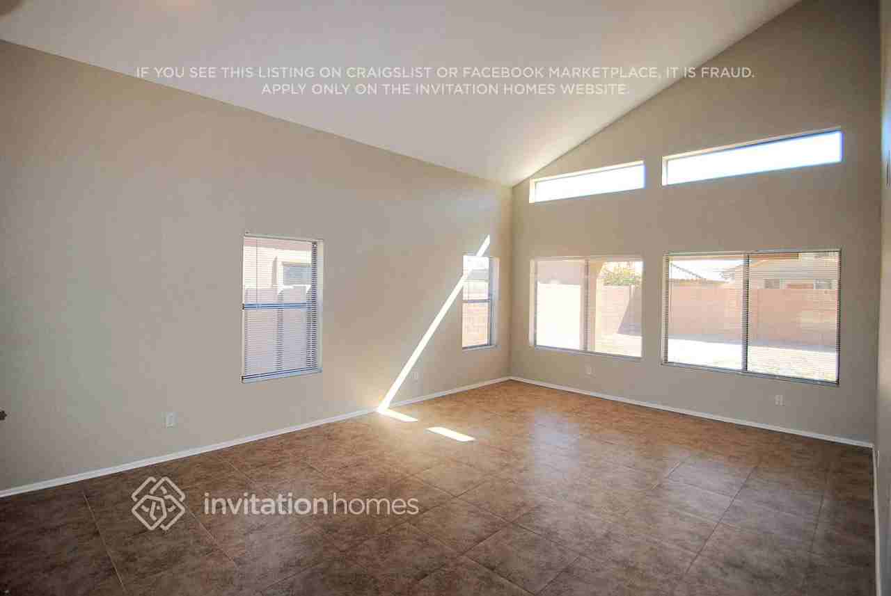 15439 W Cottonwood Cir - Photo 2 of 6