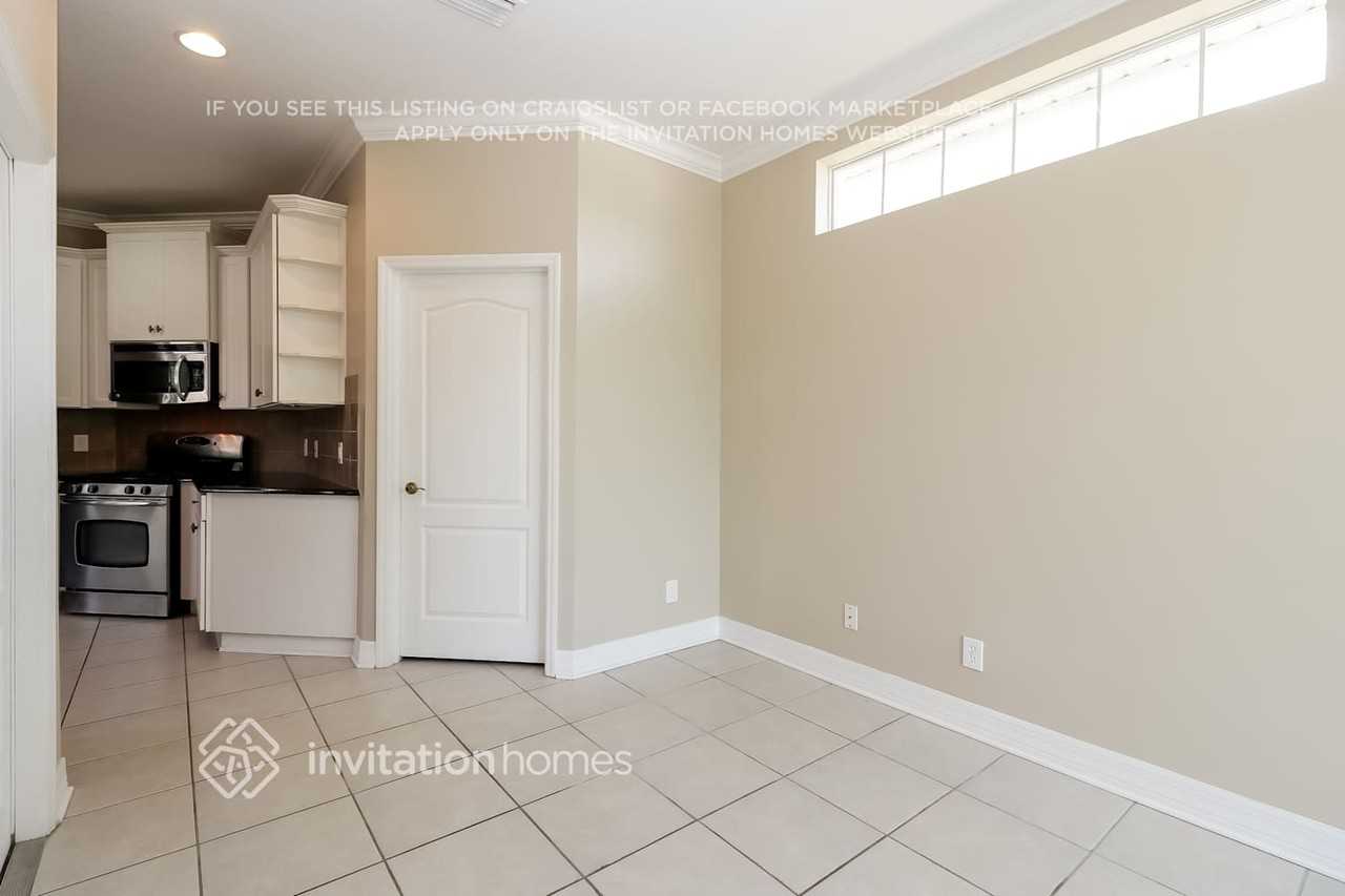 20037 Heritage Point Dr - Photo 4 of 17