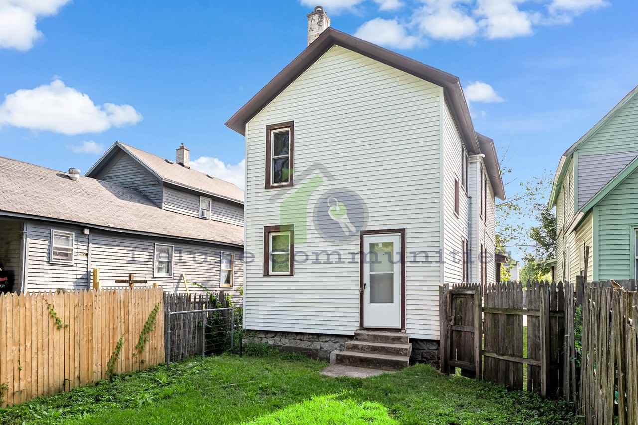 1021 Broadway Ave NW - Photo 5 of 6