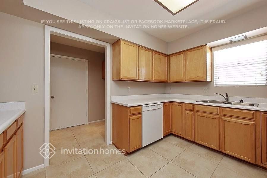 3029 S Country Club Way - Photo 4 of 18