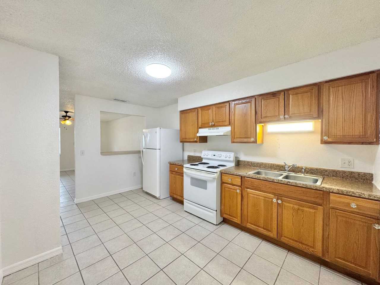 2555 Elm Ave - Photo 5 of 20