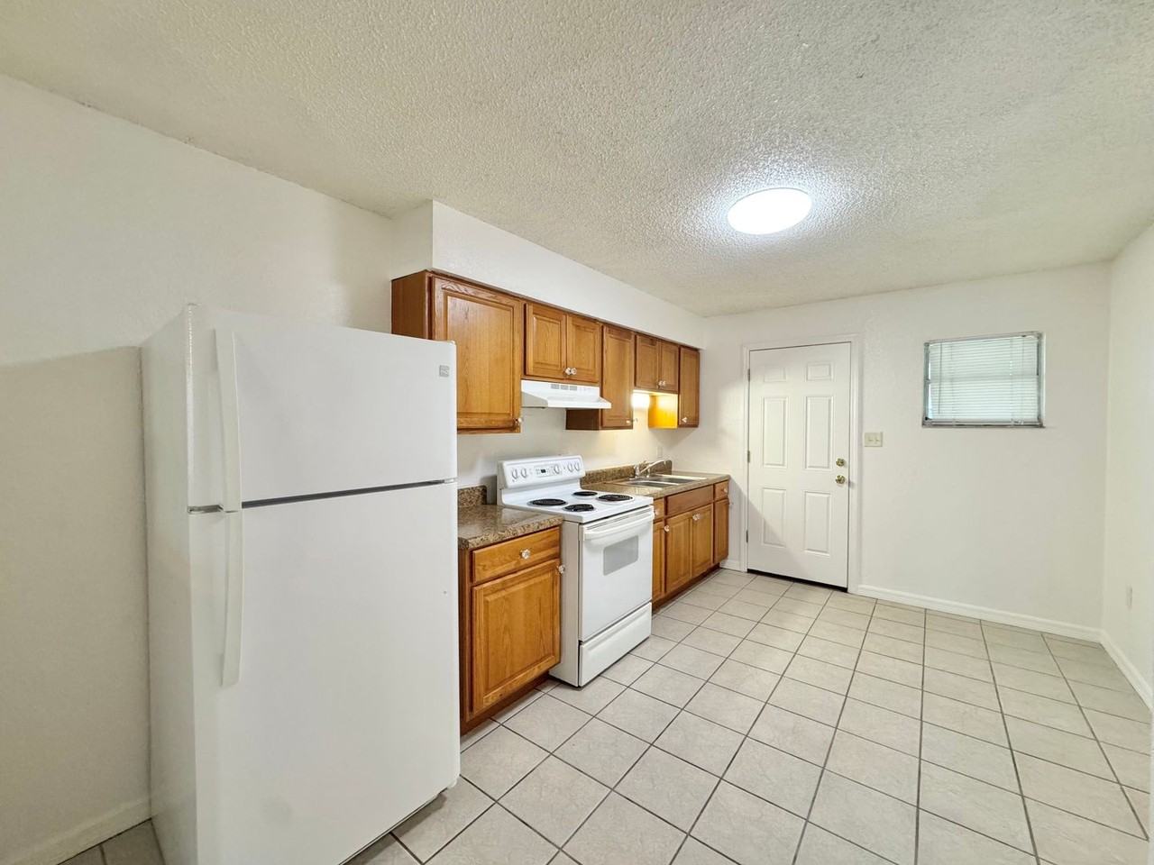 2555 Elm Ave - Photo 7 of 20
