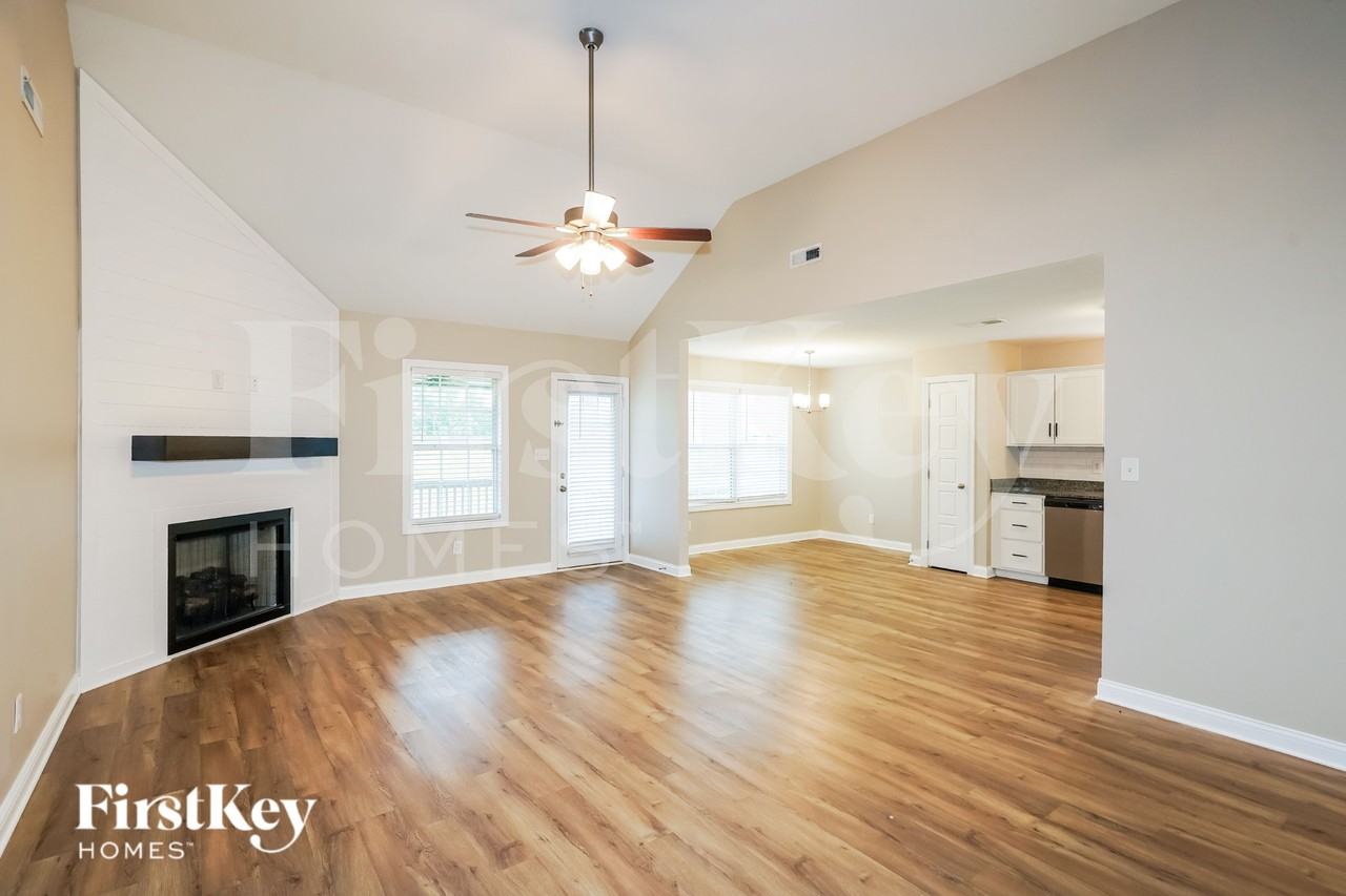 1046 Whitney Dr - Photo 2 of 19