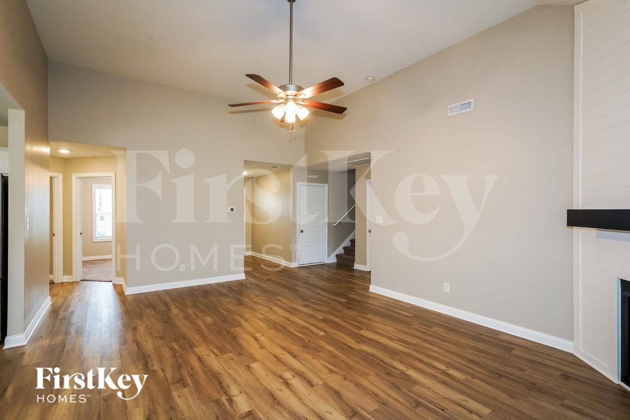 1046 Whitney Dr - Photo 4 of 19