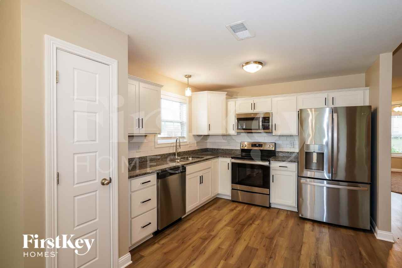 1046 Whitney Dr - Photo 5 of 19