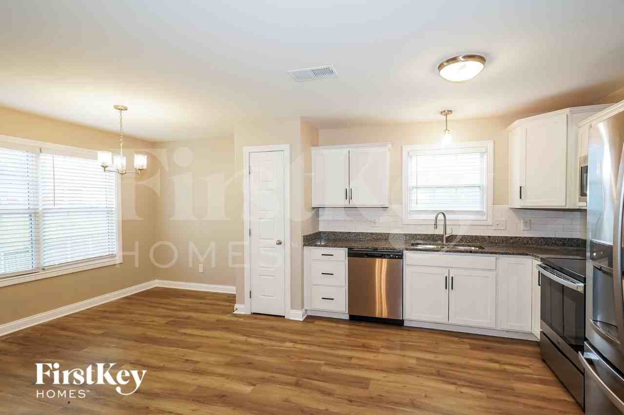 1046 Whitney Dr - Photo 6 of 19