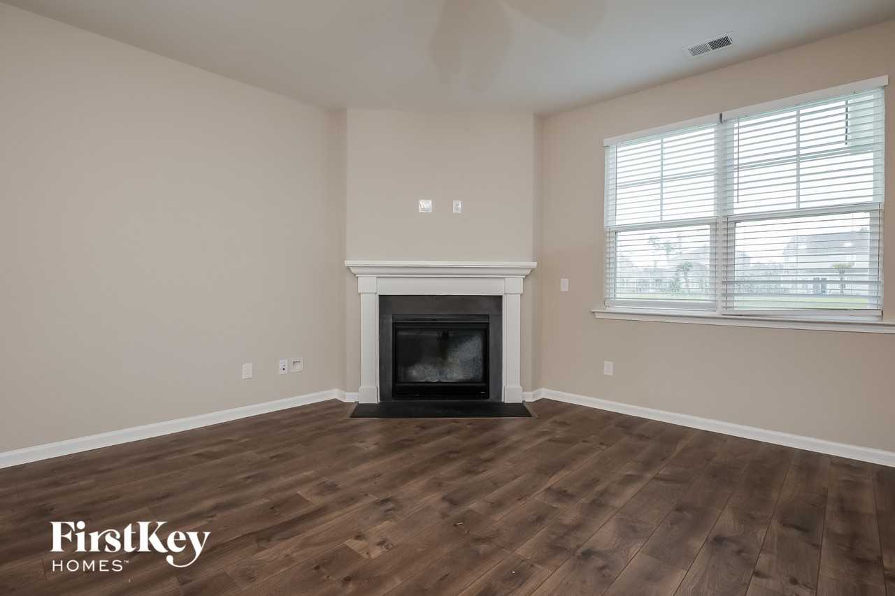 223 Rhodes Ct - Photo 4 of 15