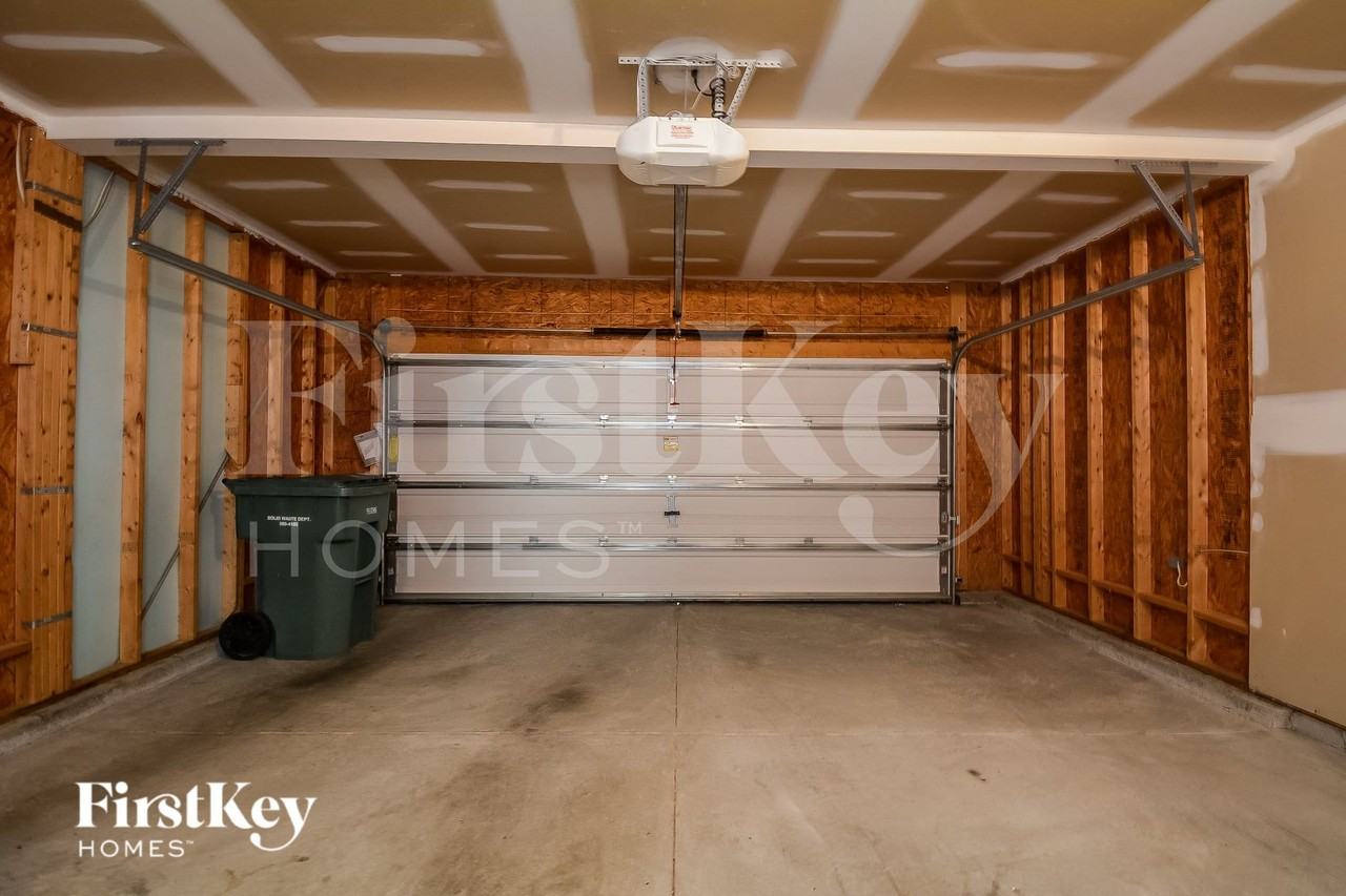 2914 Moorgate Ave - Photo 2 of 3