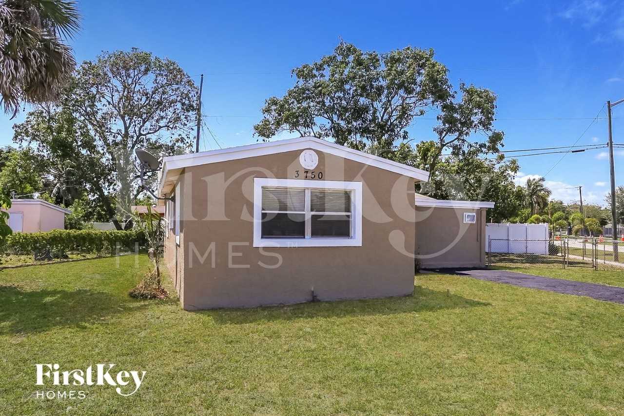3750 Nw 4th Pl - Photo 2 of 3