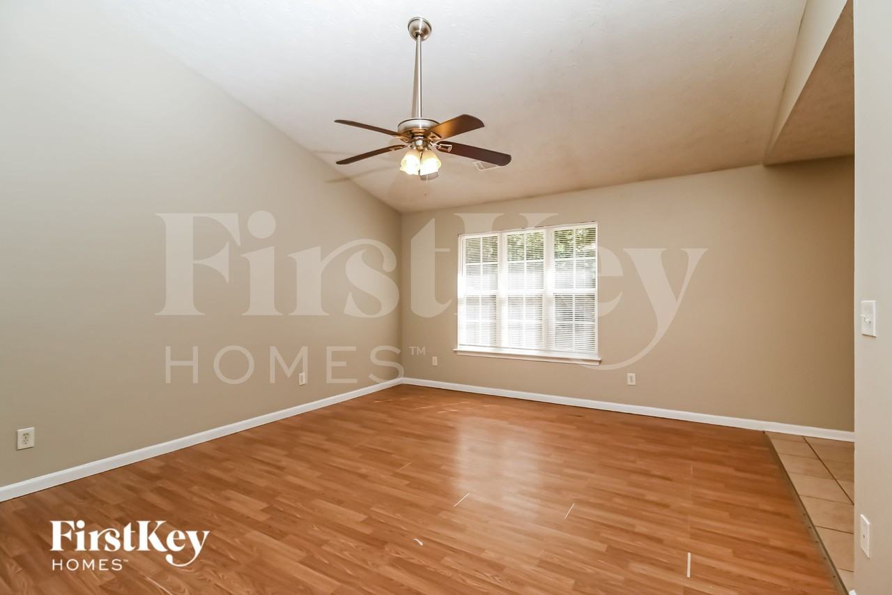 300 Mote Cir - Photo 4 of 16