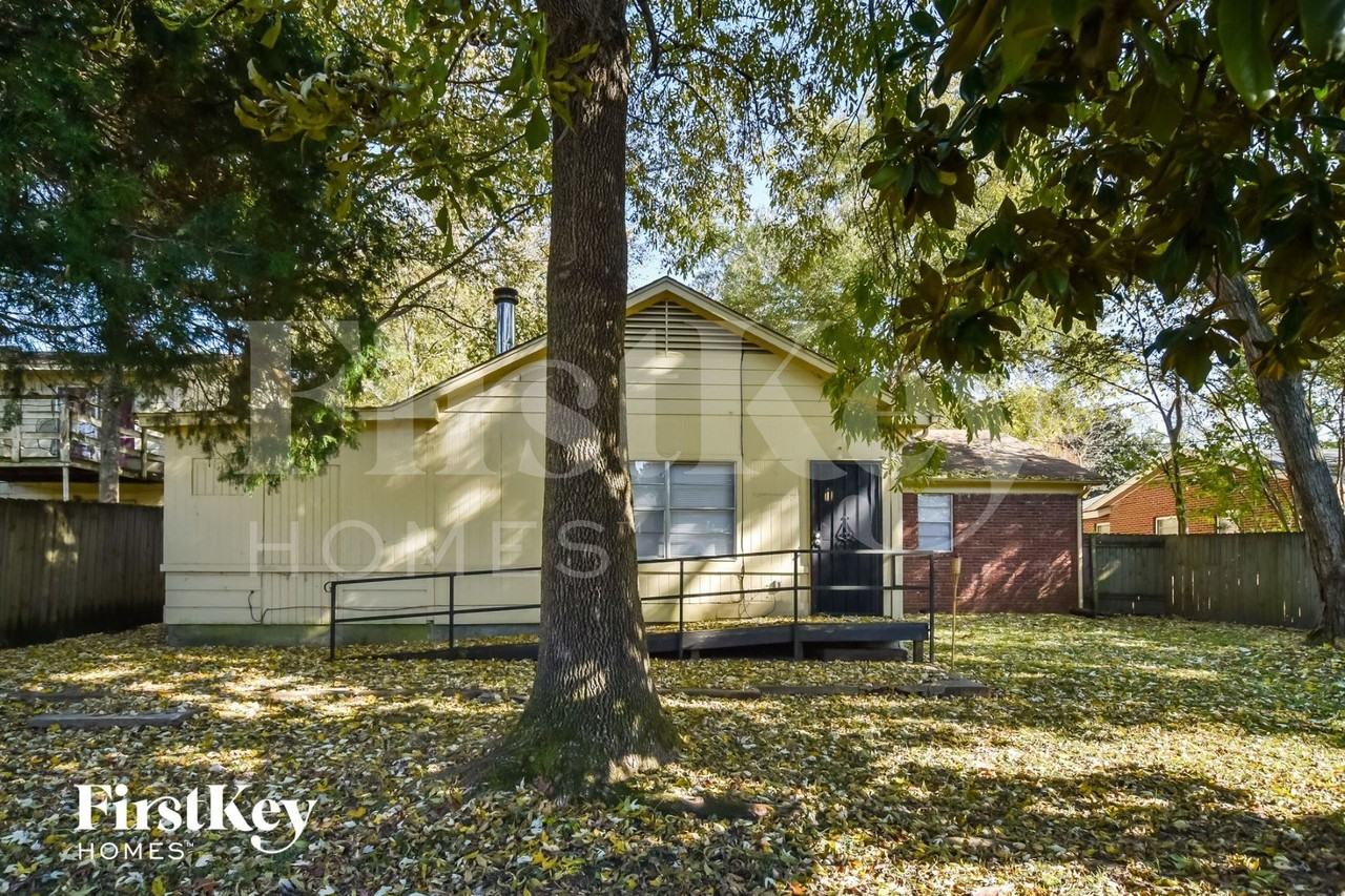 2561 Mcarthur Dr - Photo 2 of 2