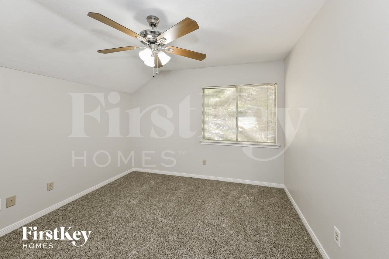 15966 Oak Mountain Dr - Photo 2 of 4