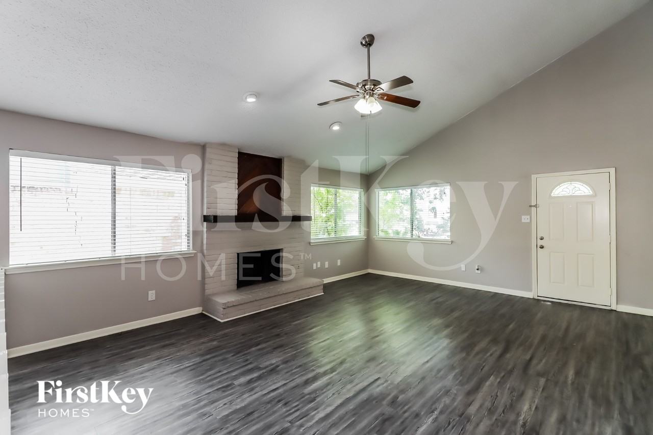13830 Walnut Hollow Ln - Photo 3 of 16