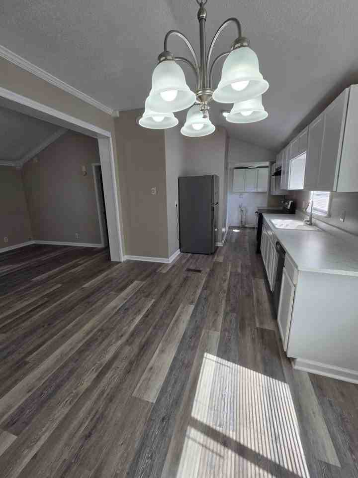 721 Ronnie St - Photo 4 of 41
