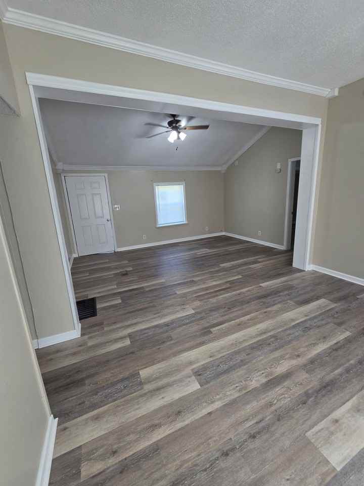 721 Ronnie St - Photo 5 of 41