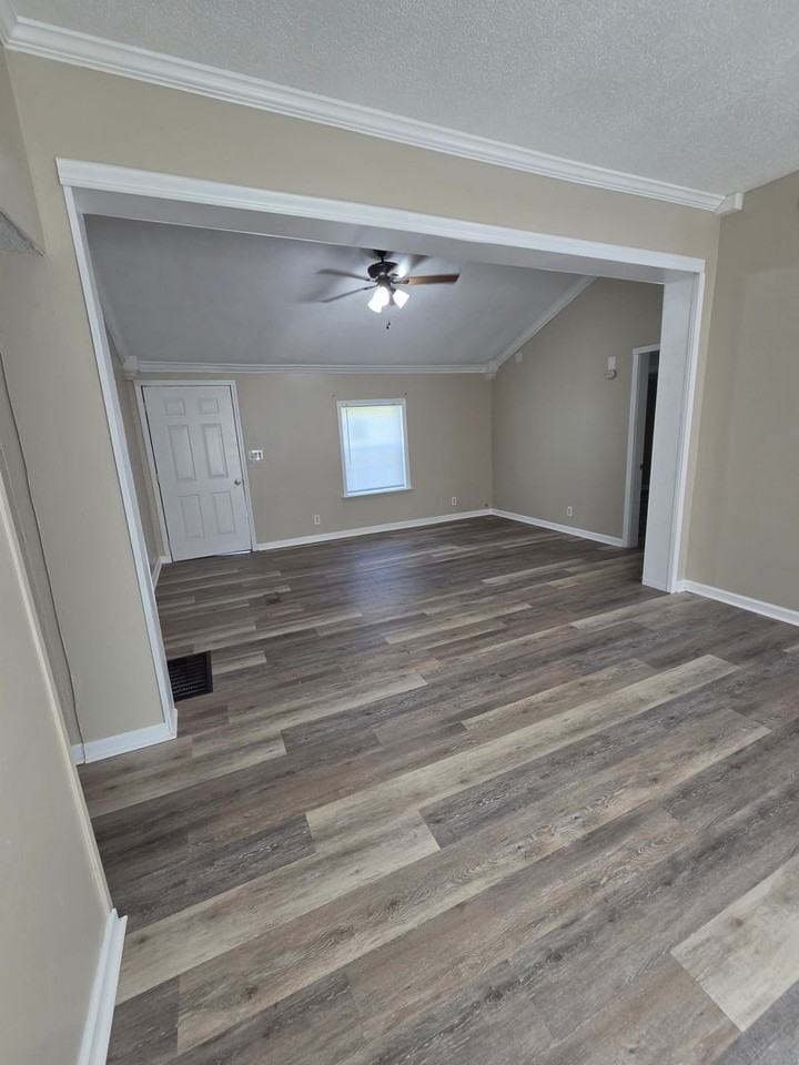 721 Ronnie St - Photo 7 of 41