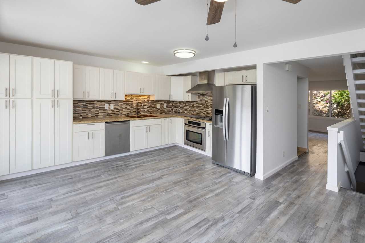 1098 Kumukumu St #B - Photo 3 of 22