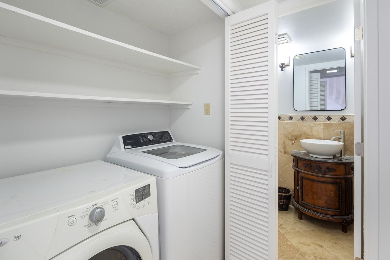 1098 Kumukumu St #B - Photo 6 of 22