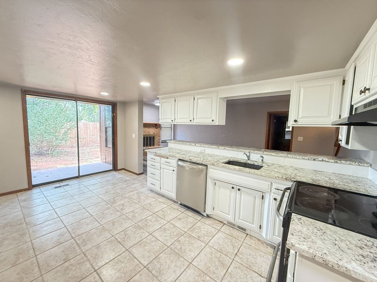 213 Woodbridge Cir - Photo 3 of 25