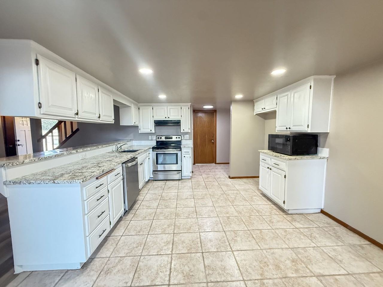 213 Woodbridge Cir - Photo 5 of 25